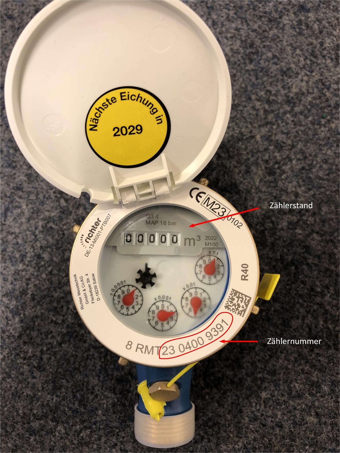 Der Zählerstand steht oben mit m³, am Rand steht die Zählernummer.